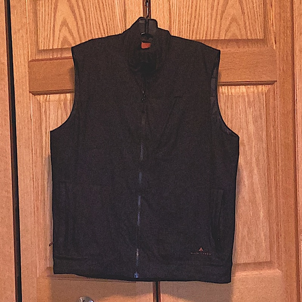 Lightly insulated men’s large vest